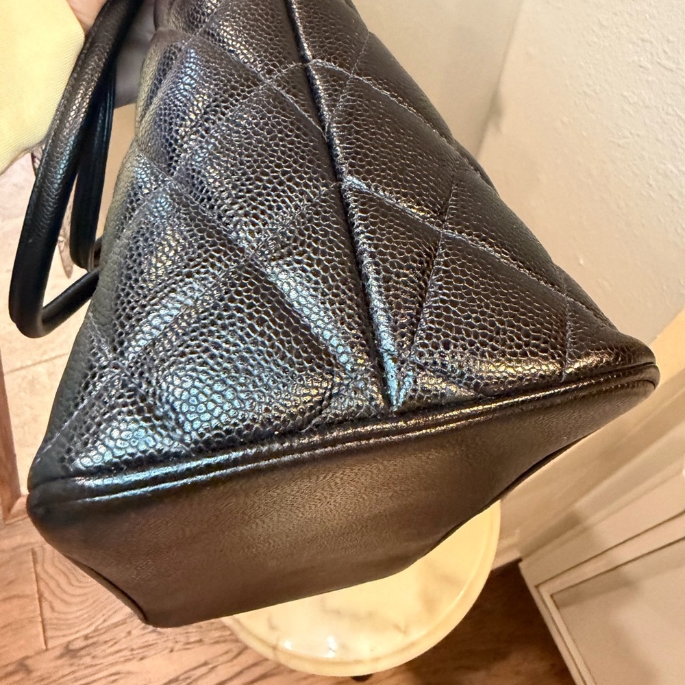 CHANEL Black Quilted Caviar Leather Tote with 24k Gold pl Medallion EUC - Picture 5 of 6